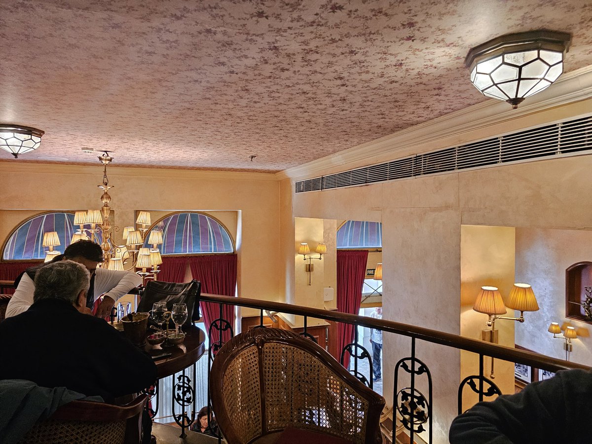 nirupamakotru's tweet image. Restaurants like #Kwality, #Embassy, #IndiaCoffeeHouse and #Volga(now closed) in CP, Central #Delhi retain an old world charm that is hard to resist❤️ A pianist was playing sweet melodies from Hindi films of 1960s and 70s at lunch time.