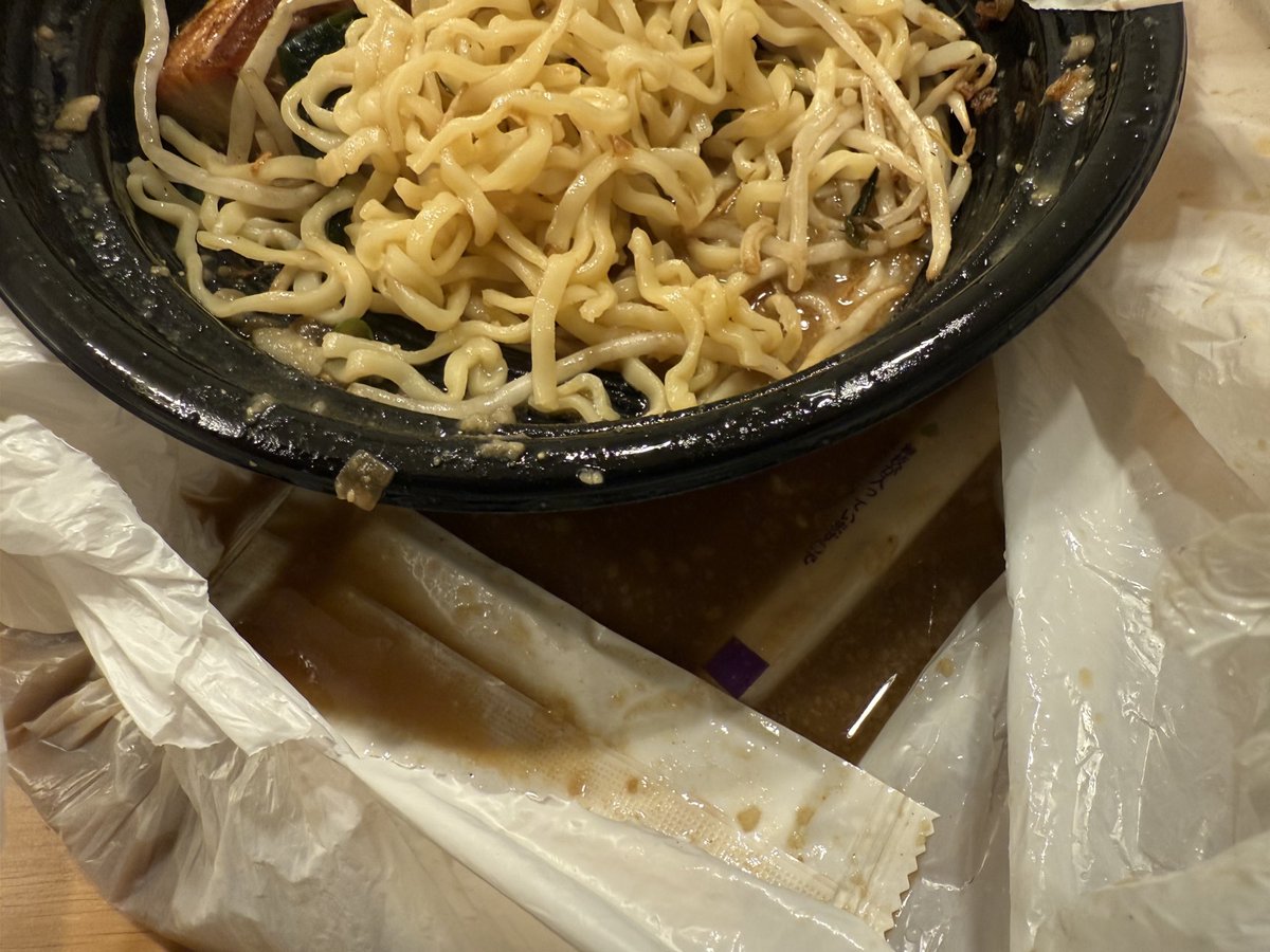 ラーメン頼んだらほぼ全部汁がこぼれててキレそう。ビチャビチャやないかい！