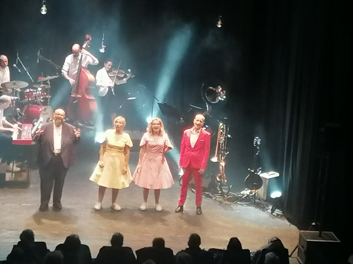 🎭Les résidents du Foyer Le Kaolin (87) se sont rendus au #spectacle La Java des Gaspards, le 5 janvier dernier. 
Un spectacle à la fois drôle, touchant et entraînant, à  l’#EspaceNoriac, de Limoges.
#handicap #musique