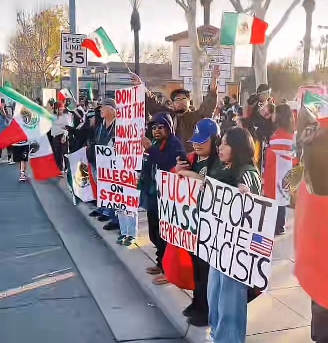 iamyesyouareno's tweet photo. This photo perfectly illustrates the reason why they all need to be deported. They hate us. https://t.co/Z9htVXCPSB