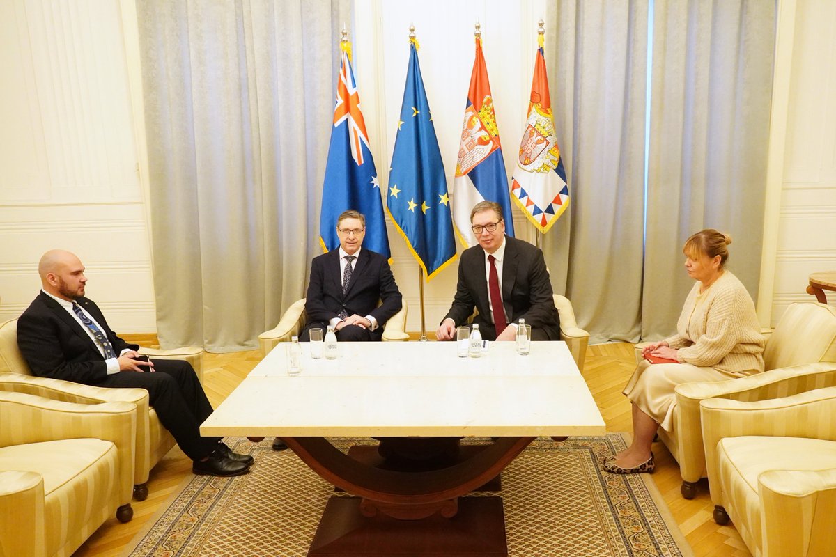 sns_srbija's tweet image. Председник Републике Србије @avucic захвалио је амбасадору Данијелу Емерију на доприносу унапређењу билатералних односа Србије и Аустралије током његовог мандата. #SNS #Srbija #Vucic sns.org.rs/novosti/vesti/…
