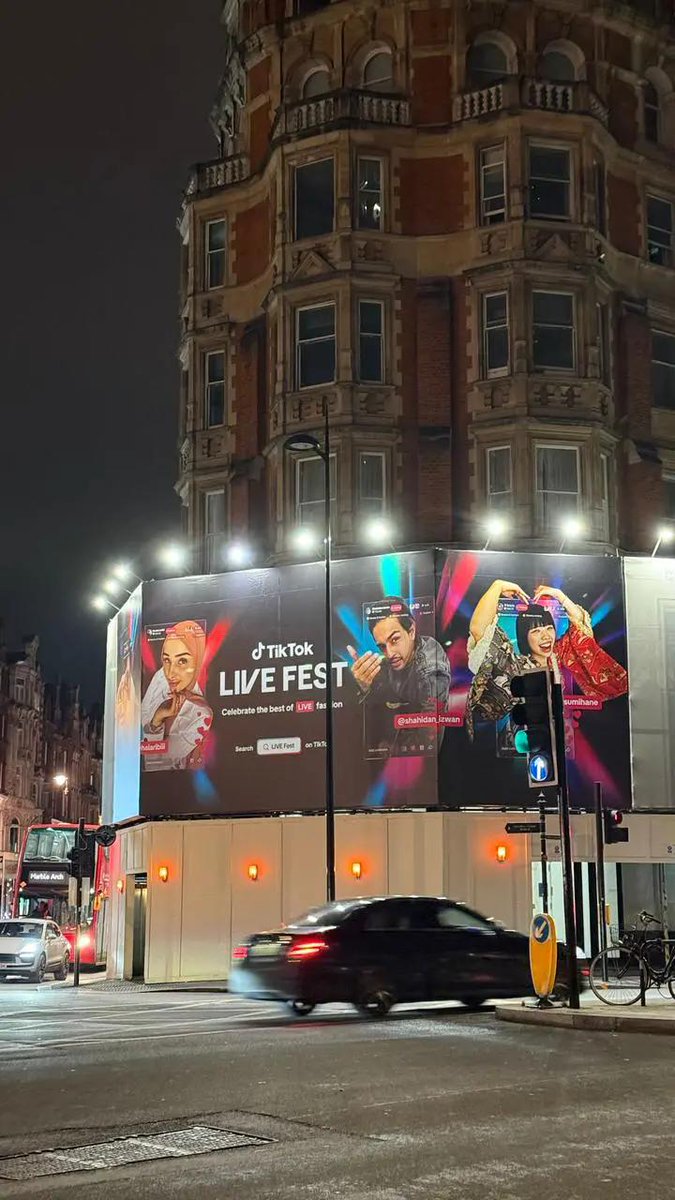صور ضحى العريبي في شوارع لندن 😍🇬🇧
Pictures of Douha Al-Araibi in the streets of London🇬🇧#ضحى_العريبي #douhalaribi #JoyAwards #Joyawards2025 #BIGTIME #RiyadhSeason #جوي_اوورد #تركي_آل_الشيخ #London #ريال_مدريد_برشلونه