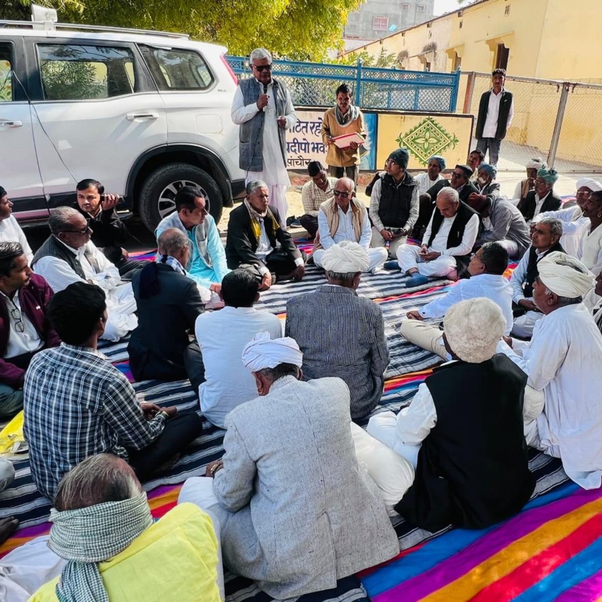 आज सांचौर जिला कलेक्ट्रेट कार्यालय के आगे चल रहे सोहलवें दिन धरना स्थल पर उपस्थित होकर आमजन को संबोधित किया और उपखंड अधिकारी को सांचौर जिला यथावत रखने के लिए मुख्यमंत्री के नाम का ज्ञापन सौंपा।
#सांचौरजिलाबचाओ 
<a href="/RajCMO/">CMO Rajasthan</a> <a href="/BhajanlalBjp/">Bhajanlal Sharma</a> <a href="/INCRajasthan/">Rajasthan PCC</a>