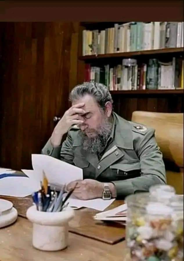 "El mundo enfrenta tantos problemas de carácter político, militar, energético, alimentario y medioambientales, que ningún país desea el regreso de Estados Unidos a posiciones extremistas que incrementarían los riesgos de una guerra nuclear."
Fidel 13/1/2013 #Cuba