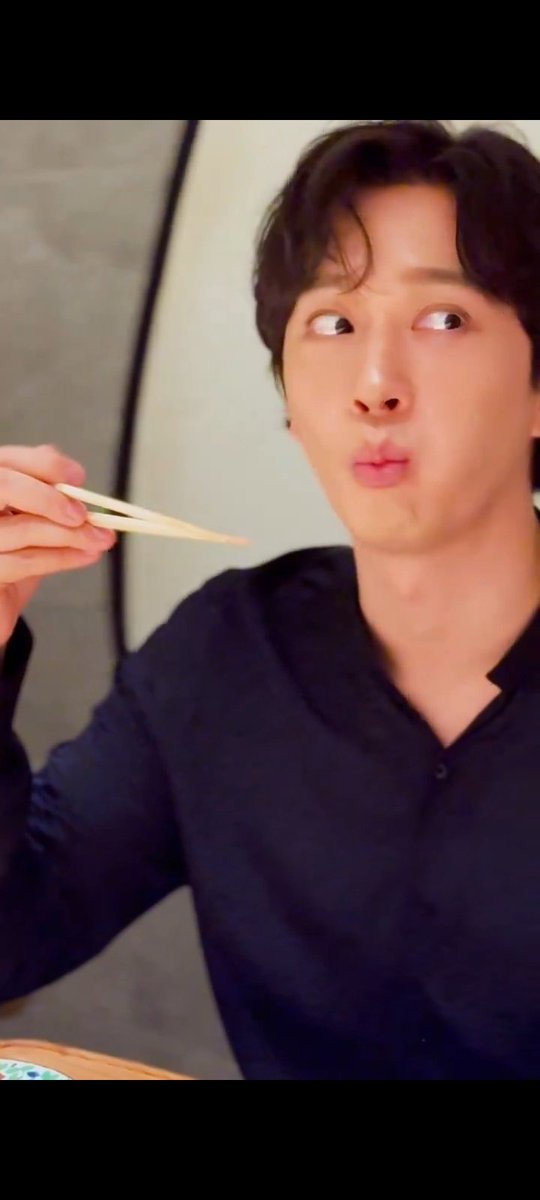 Chansung takes one bite of food and suddenly, I’m hungry too