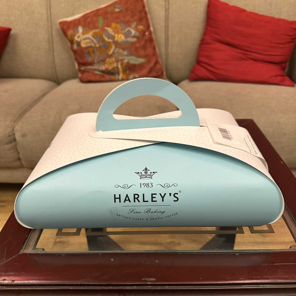 pr4khar's tweet image. When the delivery person came to deliver this to me, he handed it over to me like a pooja ki thali. With utmost care  

Don’t accident-proof your packaging. Make it so good people actively protect it from any accidents and feel guilty if anything happens to it