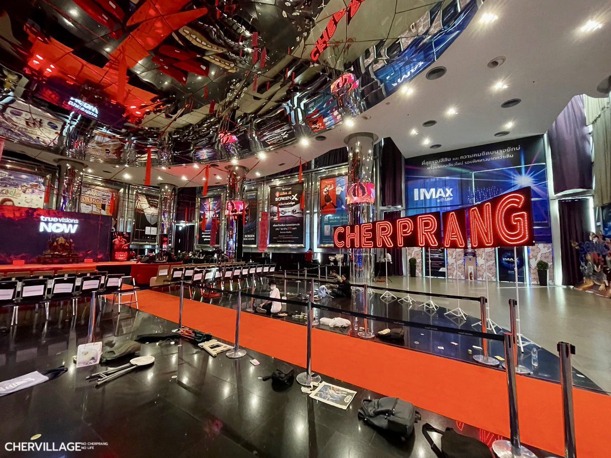 ดีใจที่ได้เห็นน้อนป้ายไฟเต็มๆอีกครั้ง เปิดไฟสีแดงเข้ากับบรรยากาศเลยครับ ❤️❤️

#CherprangAreekul 
#พนอ 
Cr. รูปจากคุณ Cher Village ครับ