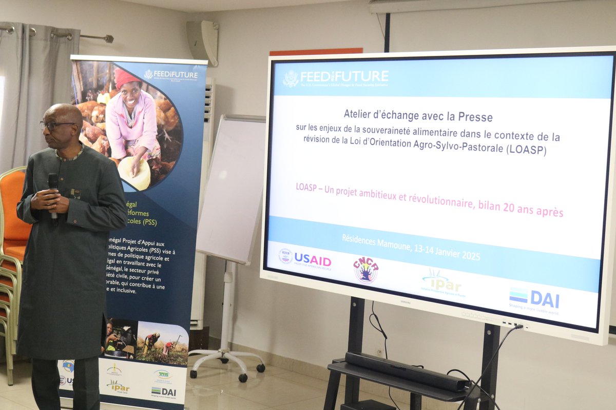 Cncr_Senegal's tweet image. Le #CNCR et ses partenaires imprègnent la presse nationale sur les enjeux autour de la révision de la loi Agro-Sylvo Pastorale (LOASP).
Le Cncr voudrait ainsi améliorer la couverture #médiatique des enjeux de souveraineté #alimentaire et de la révision de la #LOASP.