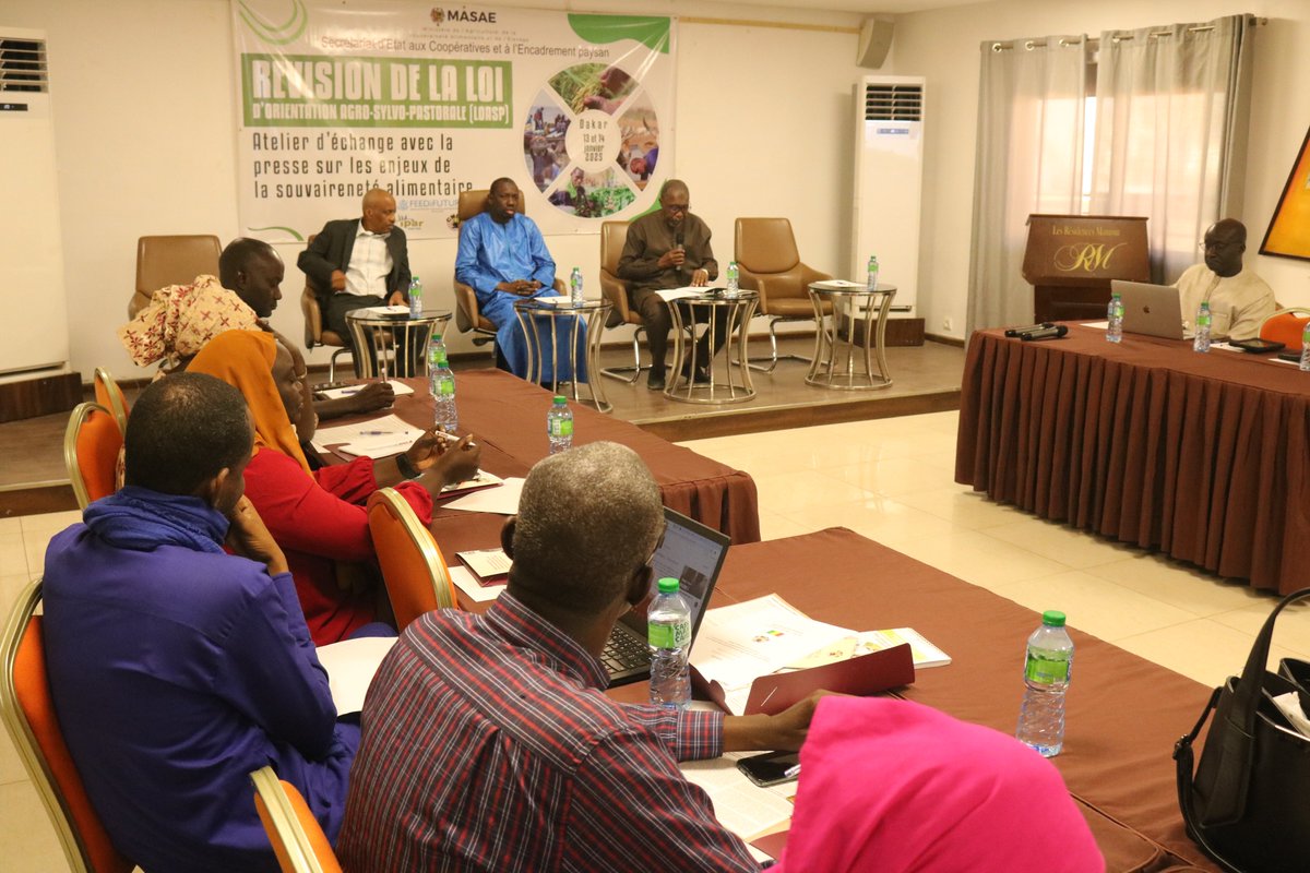 Cncr_Senegal's tweet image. Le #CNCR et ses partenaires imprègnent la presse nationale sur les enjeux autour de la révision de la loi Agro-Sylvo Pastorale (LOASP).
Le Cncr voudrait ainsi améliorer la couverture #médiatique des enjeux de souveraineté #alimentaire et de la révision de la #LOASP.