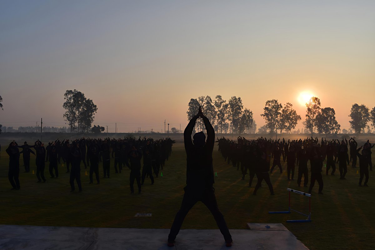 15bnNdrf's tweet photo. "When prepration meets action, lives are saved"
#ndrf #MorningVibes #Fitnessfirst #Strengthandeffeciency #endurance #Rescuetraining #technicalskills #trainingforexcellience
@NDRFHQ
@ndmaindia
@ANI
@PIB_India
@AHindinews https://t.co/5HjQyo2FgT