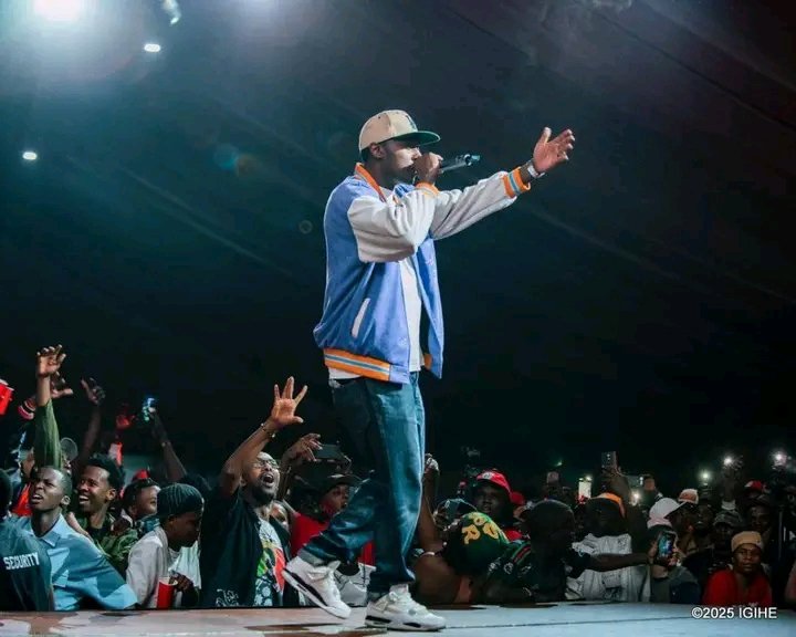 GabyTheMotivato's tweet image. IBAZE KO #PFLA NA #ISH KEVIN ARIBO BARAPERI NGO BATUMYE GAHUNDA YIGITARAMO CYA RAP IZAMO AKAVUYO KUBERA BAKEREREWE KUGERA MU GITARAMO KANDI BARI MU BAGOMBA GUKORA PERFORMANCE MU BA MBERE 😂 😂! 
NONE IKIBABAJE NUKWICA GAHUNDA KANDI WARI USANZWE UYIFITE NTUNAMENYESHE ABANDI 🤔🤔