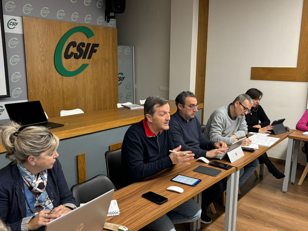 CSIFExtremadura's tweet photo. Benito Román, presidente CSIF Extremadura, se reúne en Mérida con delegados del sector de Administración General de la Junta, que preside Juanjo Samino, para estudiar las próximas acciones reivindicativas con el fin de mejorar las condiciones laborales de los empleados públicos. https://t.co/yh12kRbsP5