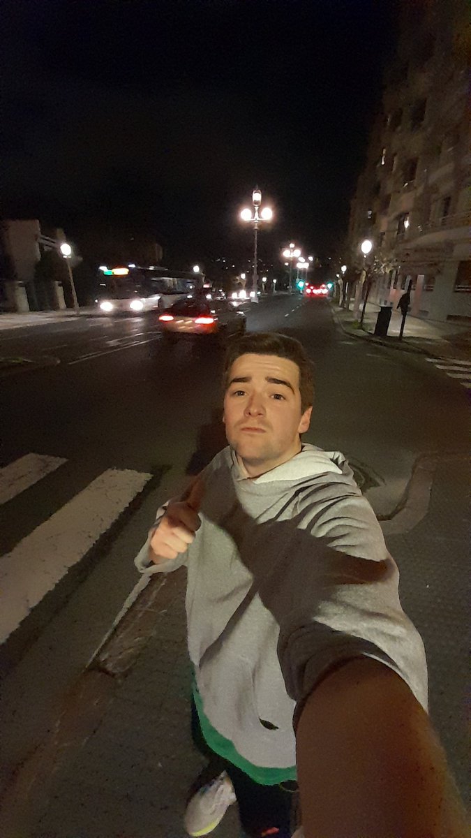 benatmartinez03's tweet photo. fue ayer, se me ha olvidado, que pasa? hacia un fresco del carajo pero no importó, la compañia lo mejoraba todo https://t.co/x5omkQwHsJ