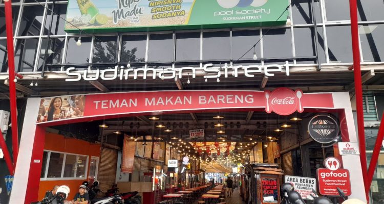 Dickypowerfull's tweet photo. @kodexaddy_ @Soedirmanstreet Nama kelompok suporter anda seperti nama tempat kuliner malem di Bandung hehe https://t.co/oMwCAhjFde