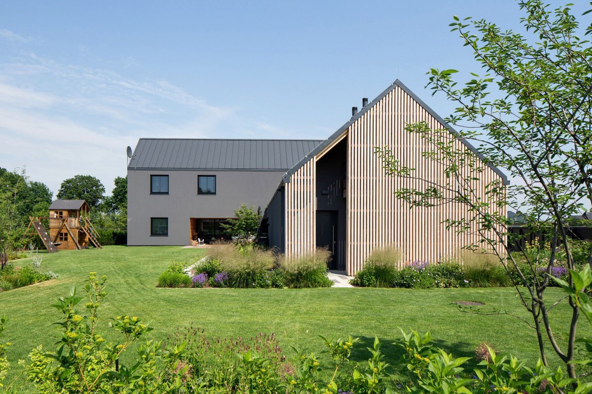 Archello's tweet photo. RS+ Robert Skitek's in moderation harmonizes modern minimalism with nature. The L-shaped gray structure, accented by warm wood, integrates with a pollinator-friendly garden. #SustainableArchitecture #ModernMinimalism #IntegratedDesign 
https://t.co/XKVWkZxev3

#IntegratedDesign https://t.co/wY2l8uColb