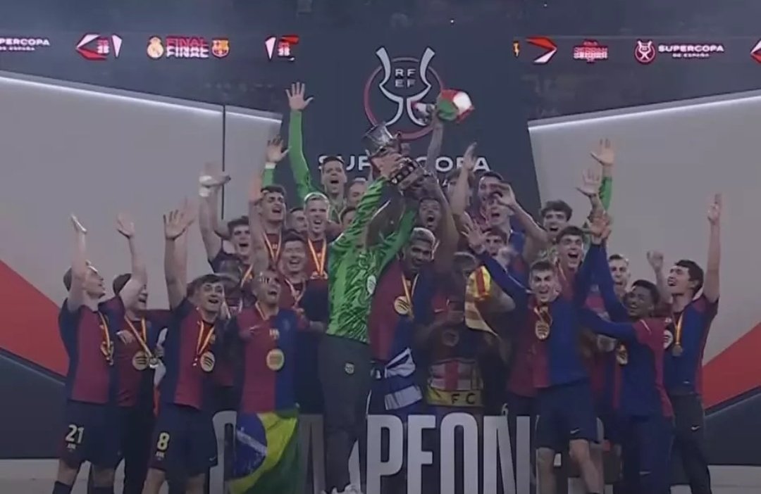 Daily_Dumps_01's tweet photo. #Barcelona thrashed #RealMadrid 5-2 in Spanish Super Cup final played in Saudi Arabia on Sunday to win the trophy for 15th time. This win marks the first trophy for Barcelona under manager Hansi Flick.
#Sismo #Temblor #LingOrm #Sismo
#Barca #beeant #ColoColo #España https://t.co/lcynkn8Teb