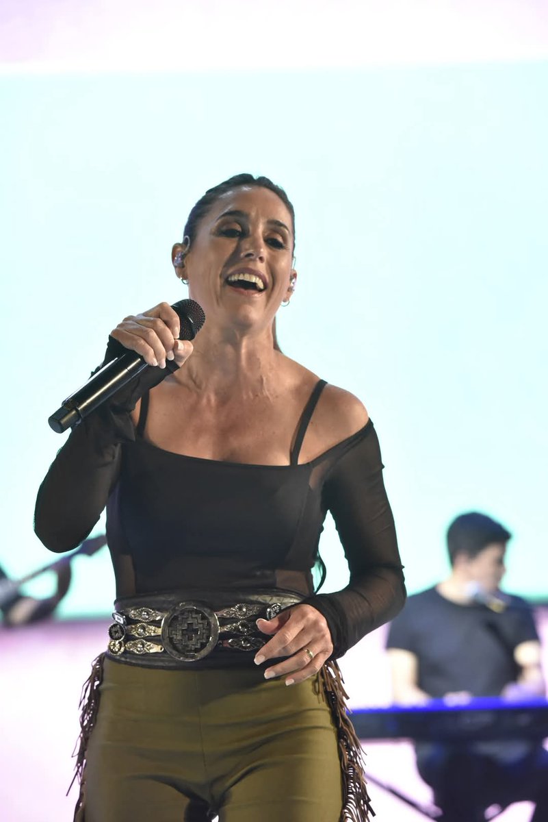 DiamanteTurismo's tweet photo. 🇦🇷🎵La Soledad Pastorutti fue la artista estelar de la Cuarta Luna Festivalera
🌙La Sole hizo bailar a todo el público con un repertorio lleno de clásicos y de distintos géneros musicales
➕️📷https://t.co/blOhl7UBRe
#FestivalDiamante #DestinoDiamante #DestinoNaturaleza #TuLugar https://t.co/fwhXE2lUZx