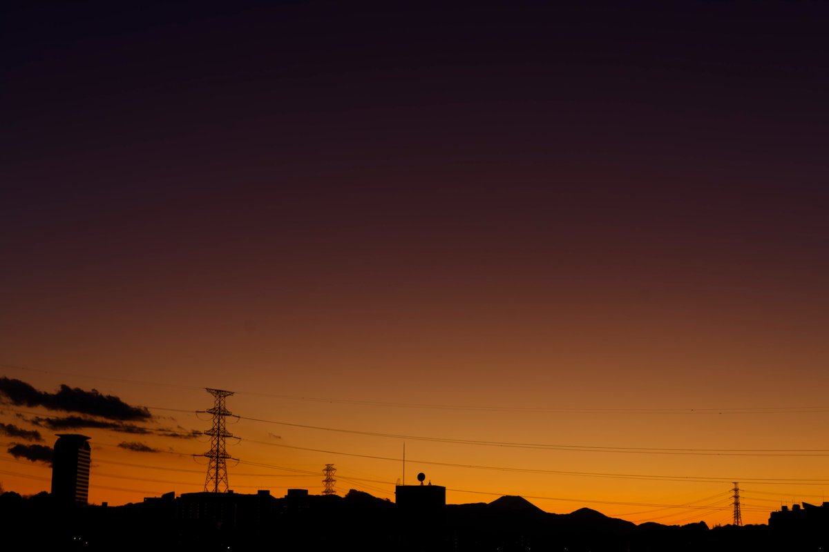moonsystem's tweet photo. 2025-01-13 17:10 - 17:38 #旧暦十二月十四日
#十四日月 #火星 #ふたご座
日没後は夕焼けと夜の紺色のグラデーションが綺麗です。
強い北風で気流は悪いですが月は強い輝きを放っています。
月はふたご座の真ん中で輝き火星が追いかけています。