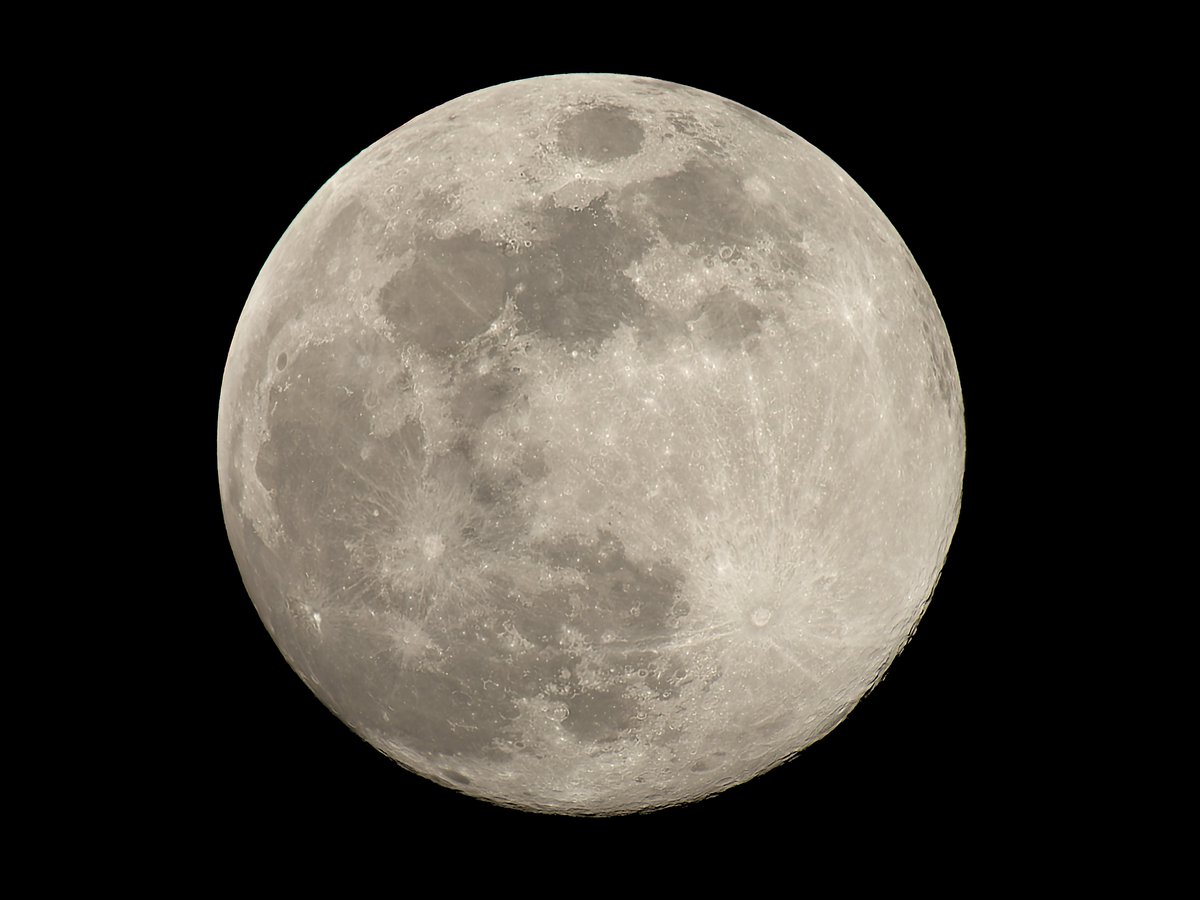 moonsystem's tweet photo. 2025-01-13 17:10 - 17:38 #旧暦十二月十四日
#十四日月 #火星 #ふたご座
日没後は夕焼けと夜の紺色のグラデーションが綺麗です。
強い北風で気流は悪いですが月は強い輝きを放っています。
月はふたご座の真ん中で輝き火星が追いかけています。