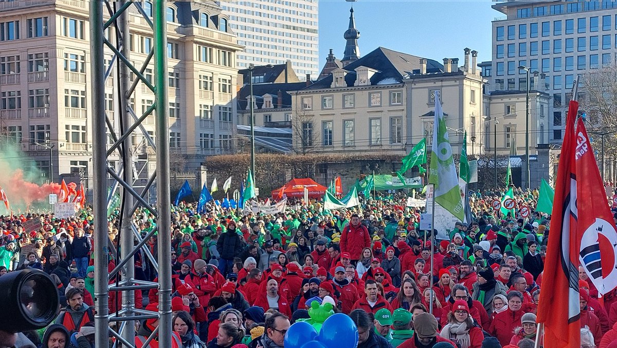 Selon la police,nius sommes plus de 25.000 aujourd 'hui a Bruxelles pour rappeler que nous sommes en colere.
