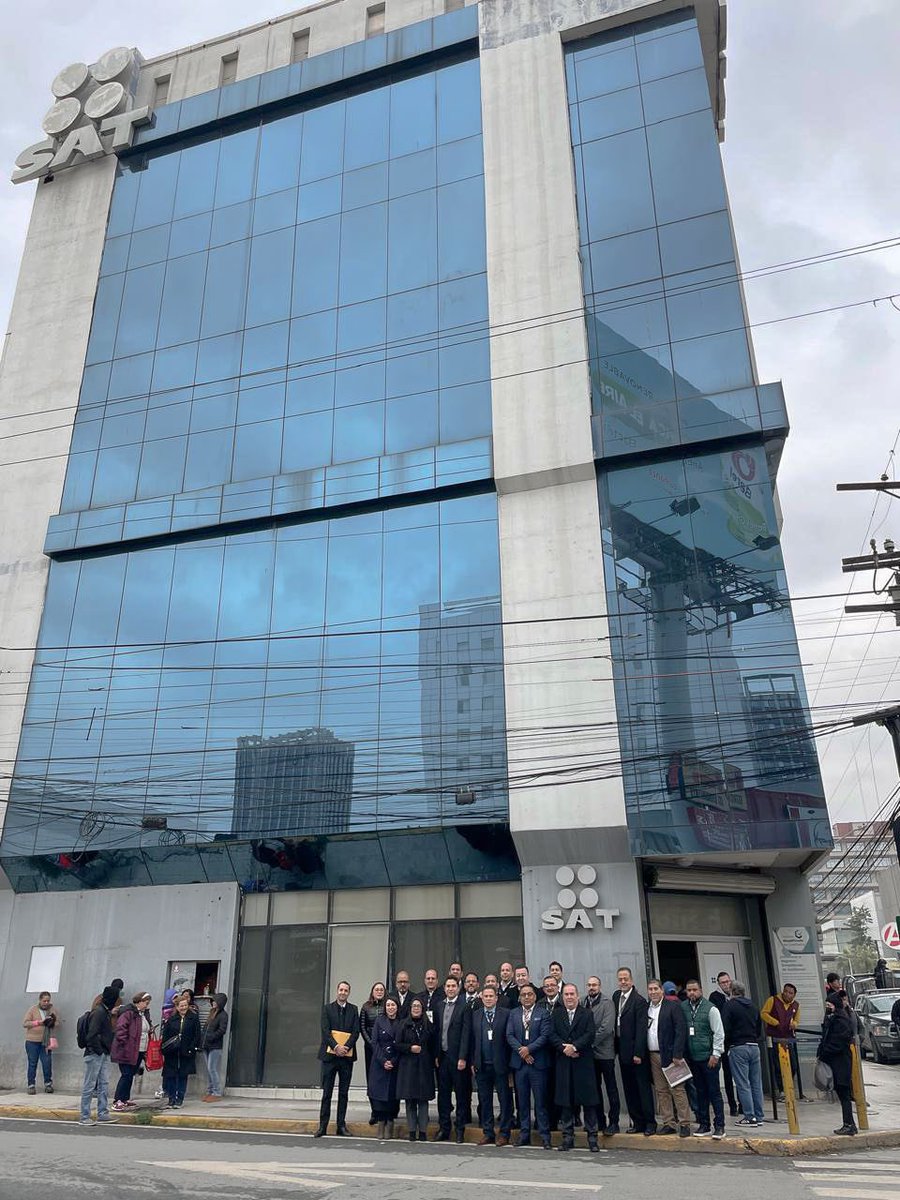 SATMX's tweet photo. Para impulsar el cumplimiento de los compromisos de gobierno de la presidenta @Claudiashein, el jefe del SAT, Antonio Martínez Dagnino, se reunió con las y los administradores desconcentrados de las oficinas de Nuevo León.

En la reunión se supervisaron los avances en las estrategias de simplificación y digitalización para brindar la mejor atención a un padrón en la entidad de más de 4.6 millones de contribuyentes.

En seguimiento al #PlanMaestro2025, se otorga mayor acompañamiento al contribuyente para el cumplimiento de las obligaciones fiscales, con el fin de alcanzar la meta de recaudación de 5.3 billones de pesos para este año.

Asimismo, se fortalecen las acciones de fiscalización y defensa del interés fiscal para erradicar la evasión, la elusión fiscal y el contrabando. 

El SAT refuerza la coordinación institucional para aumentar la recaudación y dar la mejor atención a las y los contribuyentes, en beneficio de la hacienda pública y del bienestar del país.