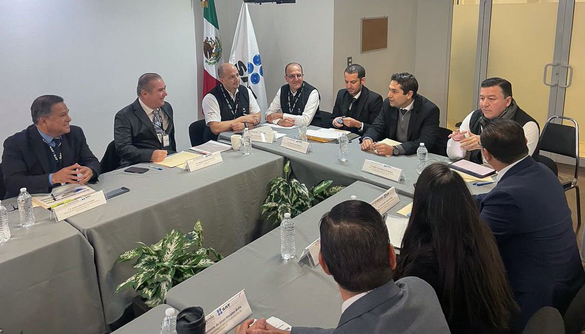 SATMX's tweet photo. Para impulsar el cumplimiento de los compromisos de gobierno de la presidenta @Claudiashein, el jefe del SAT, Antonio Martínez Dagnino, se reunió con las y los administradores desconcentrados de las oficinas de Nuevo León.

En la reunión se supervisaron los avances en las estrategias de simplificación y digitalización para brindar la mejor atención a un padrón en la entidad de más de 4.6 millones de contribuyentes.

En seguimiento al #PlanMaestro2025, se otorga mayor acompañamiento al contribuyente para el cumplimiento de las obligaciones fiscales, con el fin de alcanzar la meta de recaudación de 5.3 billones de pesos para este año.

Asimismo, se fortalecen las acciones de fiscalización y defensa del interés fiscal para erradicar la evasión, la elusión fiscal y el contrabando. 

El SAT refuerza la coordinación institucional para aumentar la recaudación y dar la mejor atención a las y los contribuyentes, en beneficio de la hacienda pública y del bienestar del país.