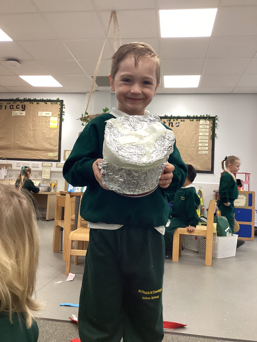 RC have enjoyed using the junk modelling area today to create gadgets for their Superhero’s.