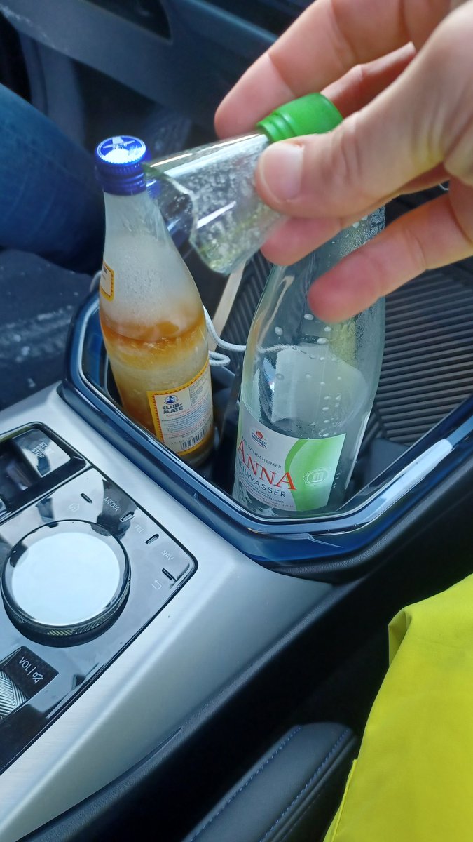 Rayphal1's tweet image. Lasse niemals bei arschkaltem Wetter deine Glasflaschen im Auto, sonst werden sie zu Molotovcocktails🧨