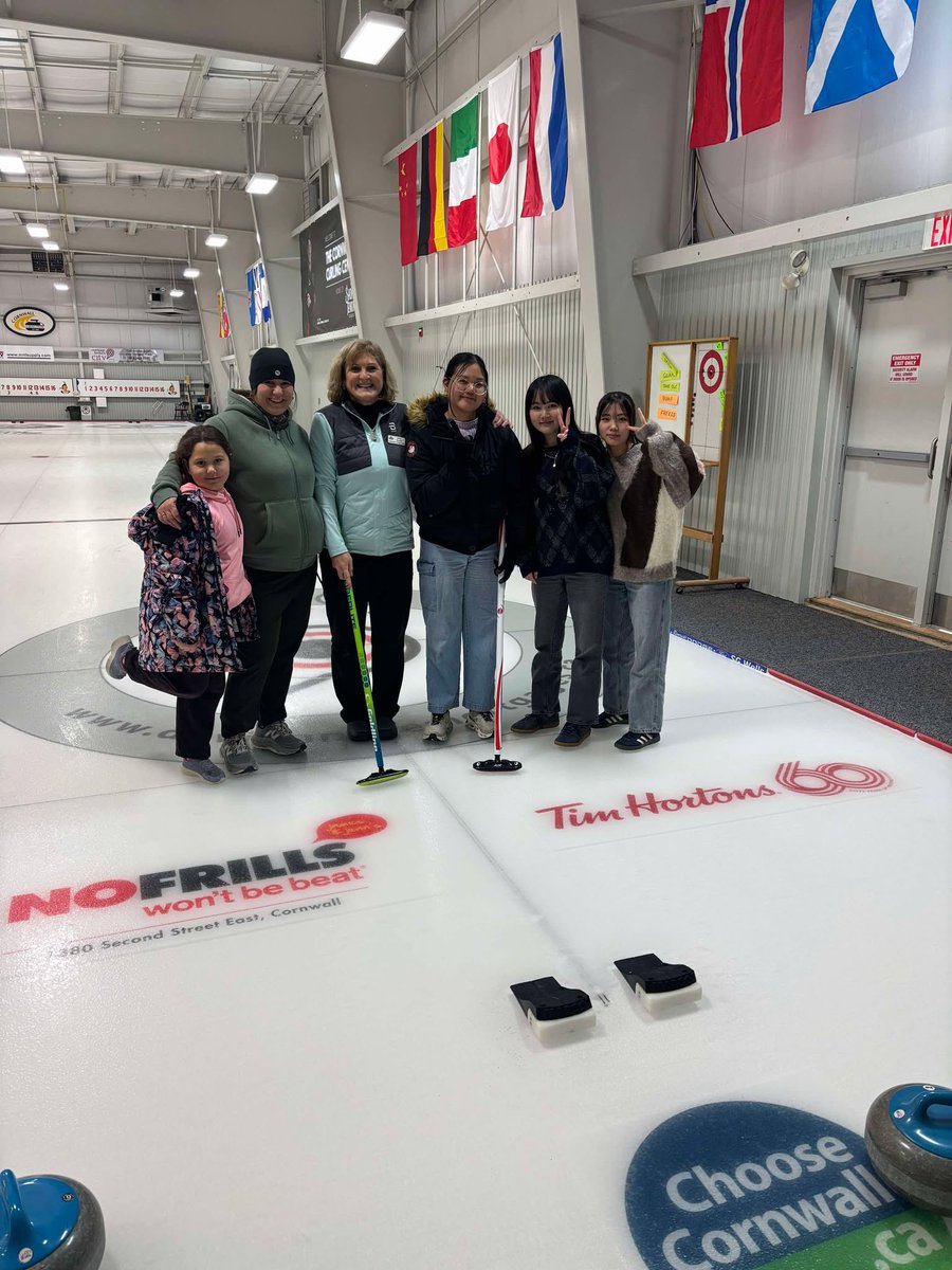 🌟🥌 Curling and Community! 🥌🌟 

Last week, we celebrated our amazing Homestay families in Upper Canada with a fun host/student curling event! 🎉 

Thank you to all our wonderful hosts! ❤️ We couldn’t do it without you!

#HostAppreciation #ExperienceCHN 📸✨