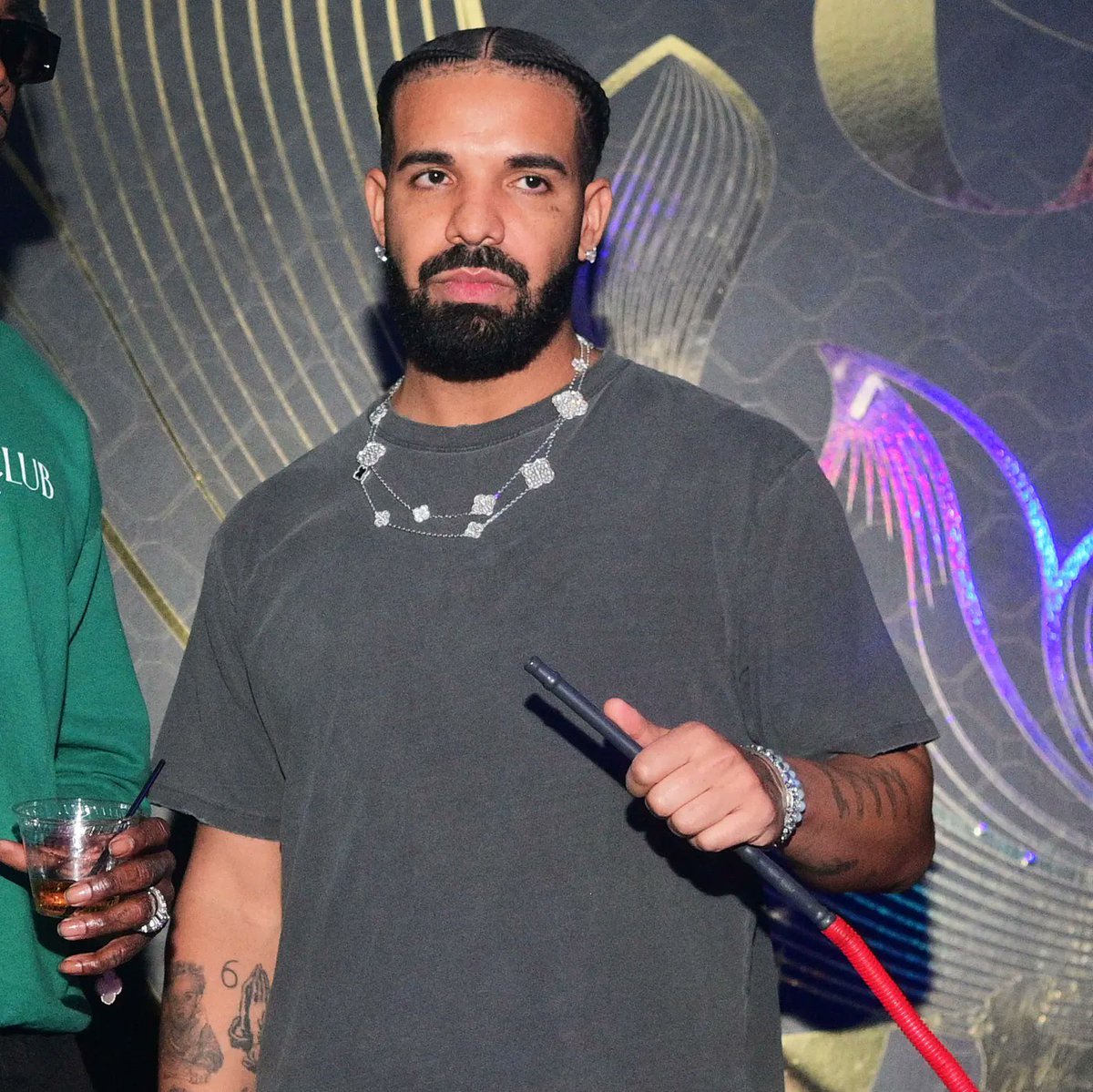 🥤 Le procès intenté par Drake contre Universal Music Group et iHeartRadio aura lieu au Texas le 28 janvier 📅

Il accuse UMG de diffamation en lien avec Not Like Us de Kendrick Lamar. Il affirme également qu’UMG et IHR ont gonflé artificiellement le succès de la chanson 📈😬