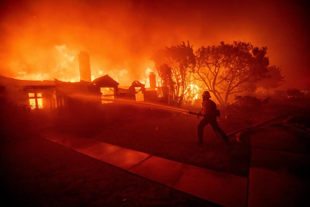 davis_adora's tweet photo. California fires are ruthlessly devouring, but we still have hope
The raging flames are ruthlessly devouring homes, the smoke-filled sky is suffocating, and the scenes of destruction are heartbreaking. https://t.co/qTxNoQdMRy