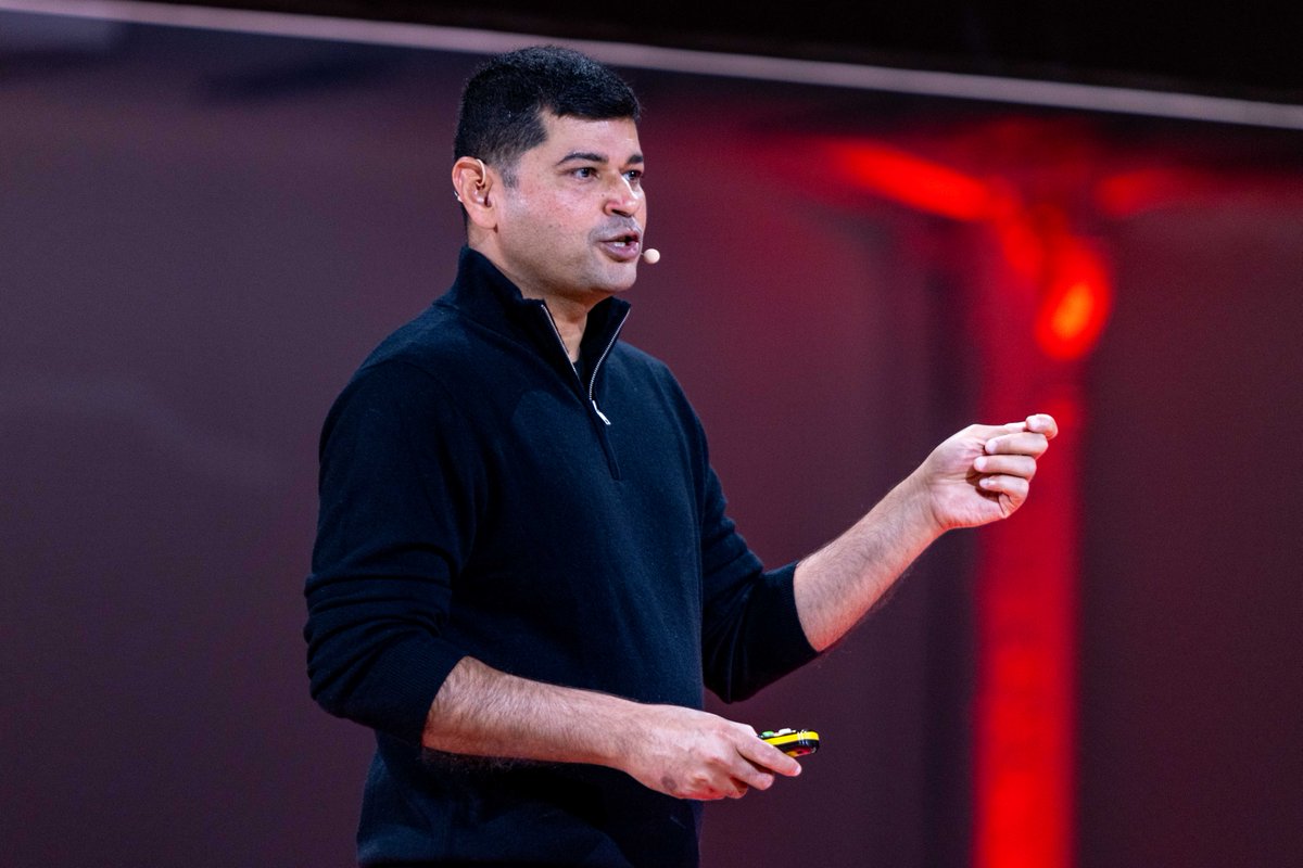 RedHatItaly's tweet photo. L'Open Source rivoluziona l'AI! 🚀 Meno costi, più flessibilità e collaborazione. Leggi l'intervista ad Ashesh Badani su @sole24ore: https://t.co/FRa7ZXp1K0 https://t.co/abFmlpGffk