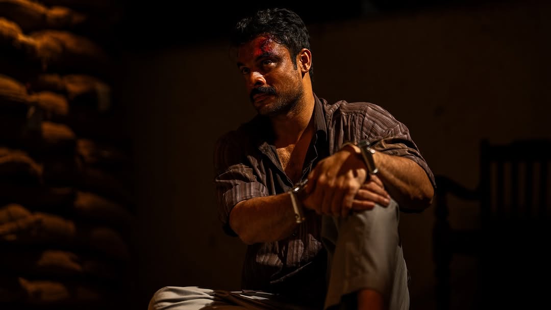DexterAnalyst's tweet photo. Still From #Narivetta

Directed By Anuraj Manohar (#Ishq)

Rumoured To Be Based On A True Story 

Shoot Wrapped Up.

#TovinoThomas https://t.co/yQ0beEJjUb