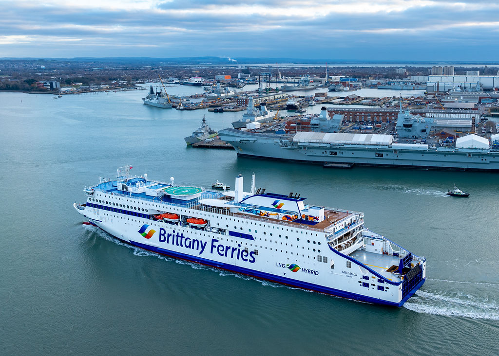 Bienvenue Saint-Malo! 👋 The latest vessel to join the @brittanyferries fleet arrived in Portsmouth today for the first time. The Saint-Malo will be the first to be refueled with (LNG) while at the port and will be connecting to our shore power system when it goes live this year
