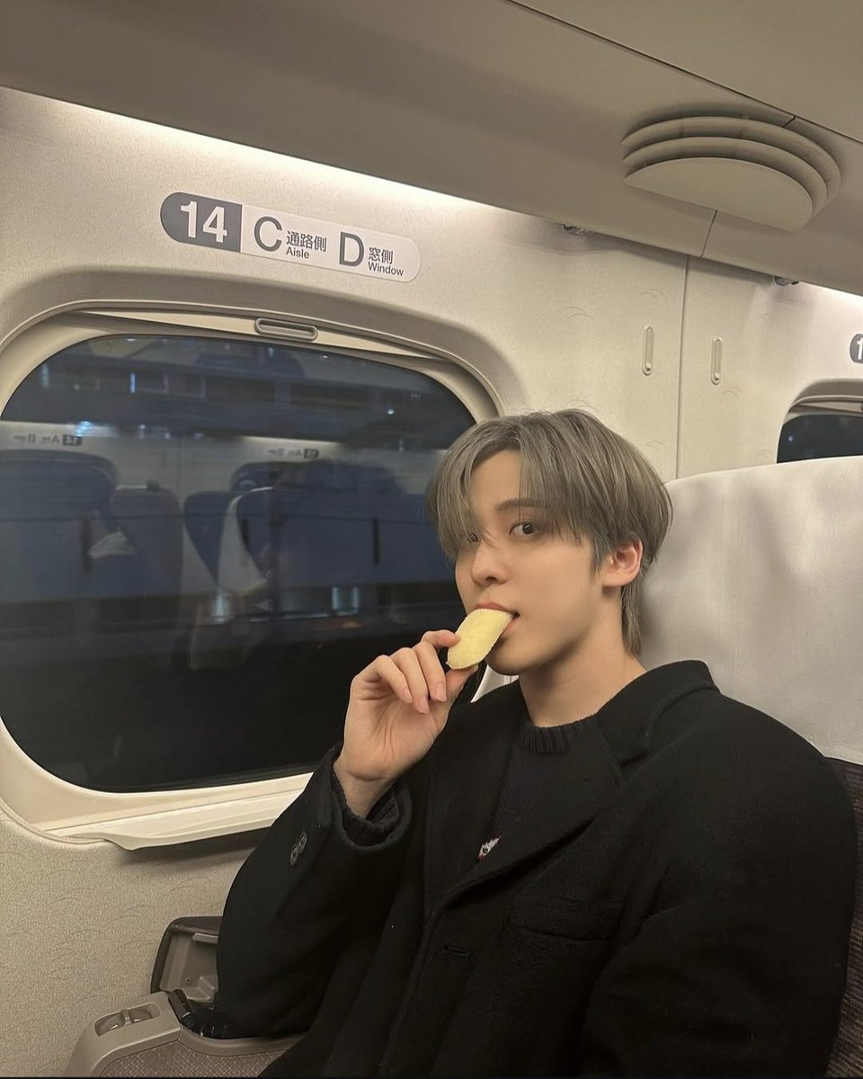 PLENACULPA's tweet photo. snack on the train this morning. https://t.co/OkTQyWrBRf