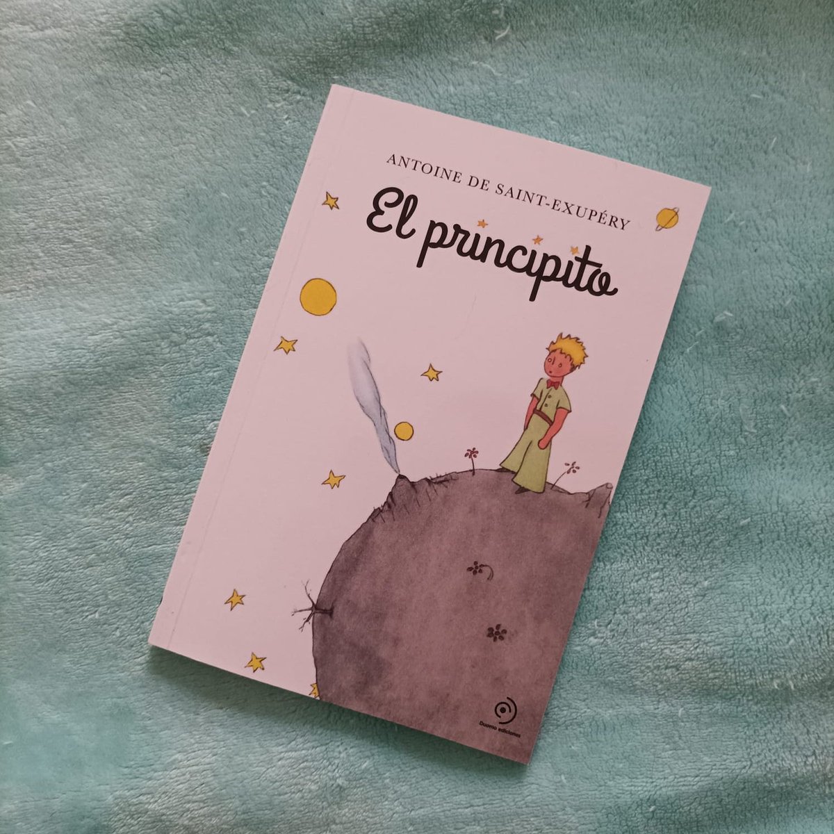 Una de las cosas + bonitas de mi profesión es poder trabajar con libros que son un fiel reflejo de la pasión de los que los traducen. Ya está disponible la nueva ed. de "El Principito" traducida por mi compañera de vida, <a href="/FatiGCaneba/">Fátima</a>. ¡Qué orgulloso estoy! bit.ly/3DJKZij