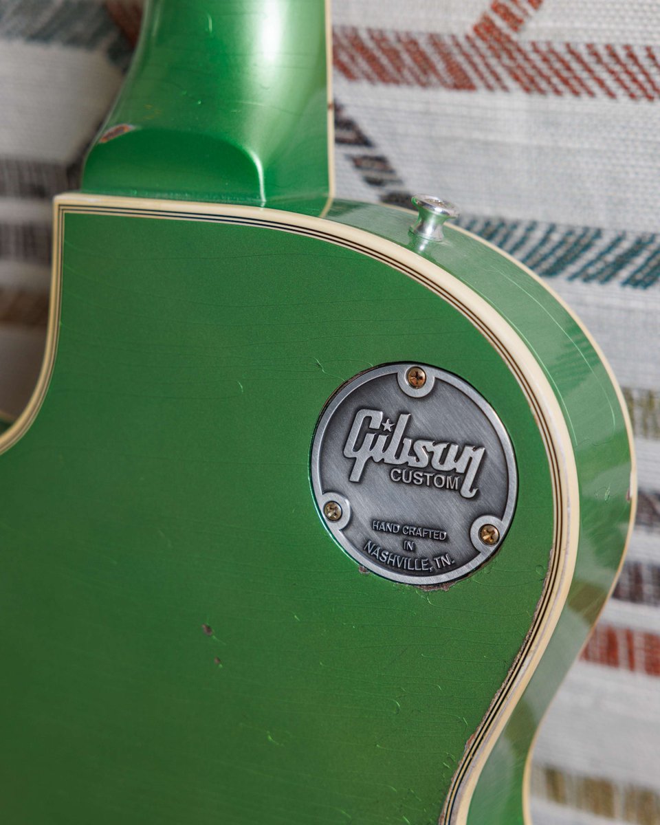 CustomGibson's tweet photo. This Gibson Custom Select 1968 Les Paul Custom features a hand-mixed Jade Green finish that is sourced from Oldsmobile’s catalog of finishes from 1959. Learn more: https://t.co/7rUmT941TH

#gibson #gibsoncustom #customselect #murphylab https://t.co/PznoowrKiC