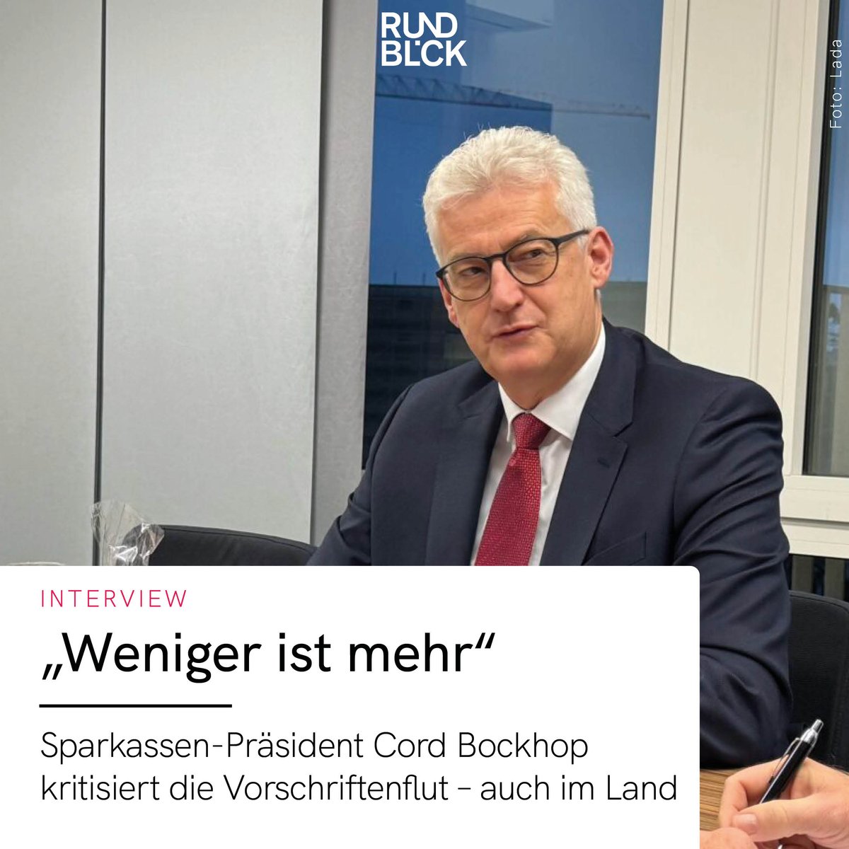 Rundblick_NDS's tweet photo. Sparkassenverband-Präsident Cord Bockhop nimmt die neue Ansage von Ministerpräsident Weil beim Wort: Einfacher, schneller und günstiger sollten die Verwaltungsvorschriften sein. 👉 https://t.co/WDNFdFqZRe #sparkasse #bürokratie #vorgaben #bockhop #sparkassenverband https://t.co/PY7e2koOEC
