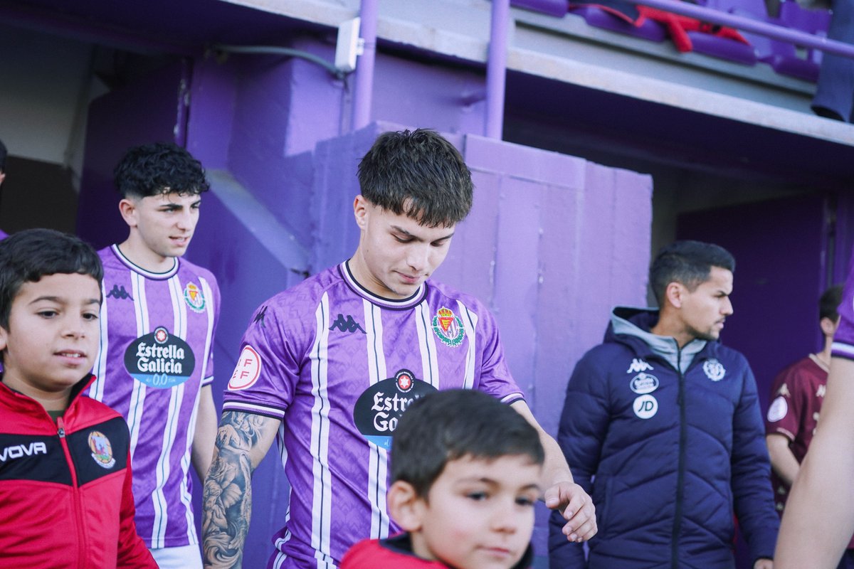 RVcantera's tweet photo. 🧒🏻⚽️💜 Jugadores del @Arevalo_CF, club conveniado, participaron en el #RVPromesas 🆚 @PontevedraCFSAD en la salida al campo y como recogepelotas https://t.co/oPMWaWd7vW