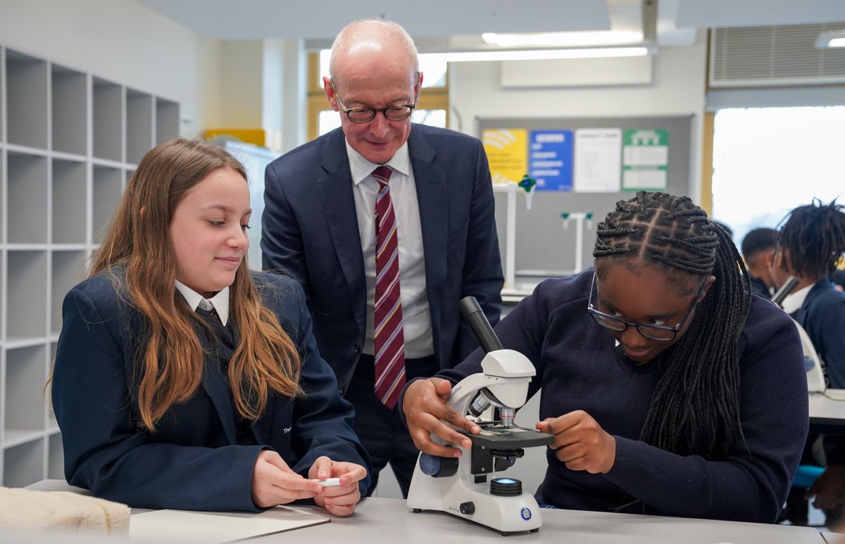 cabinetofficeuk's tweet photo. This morning @patmcfaddenmp &amp; @CMcKinnellMP visited Charter School Bermondsey, where teachers are using @OakNational AI to create lesson plans

This is just one example of how the government's AI Opportunities Action Plan will harness the potential of new technology across the UK https://t.co/1FL8hh8yxU