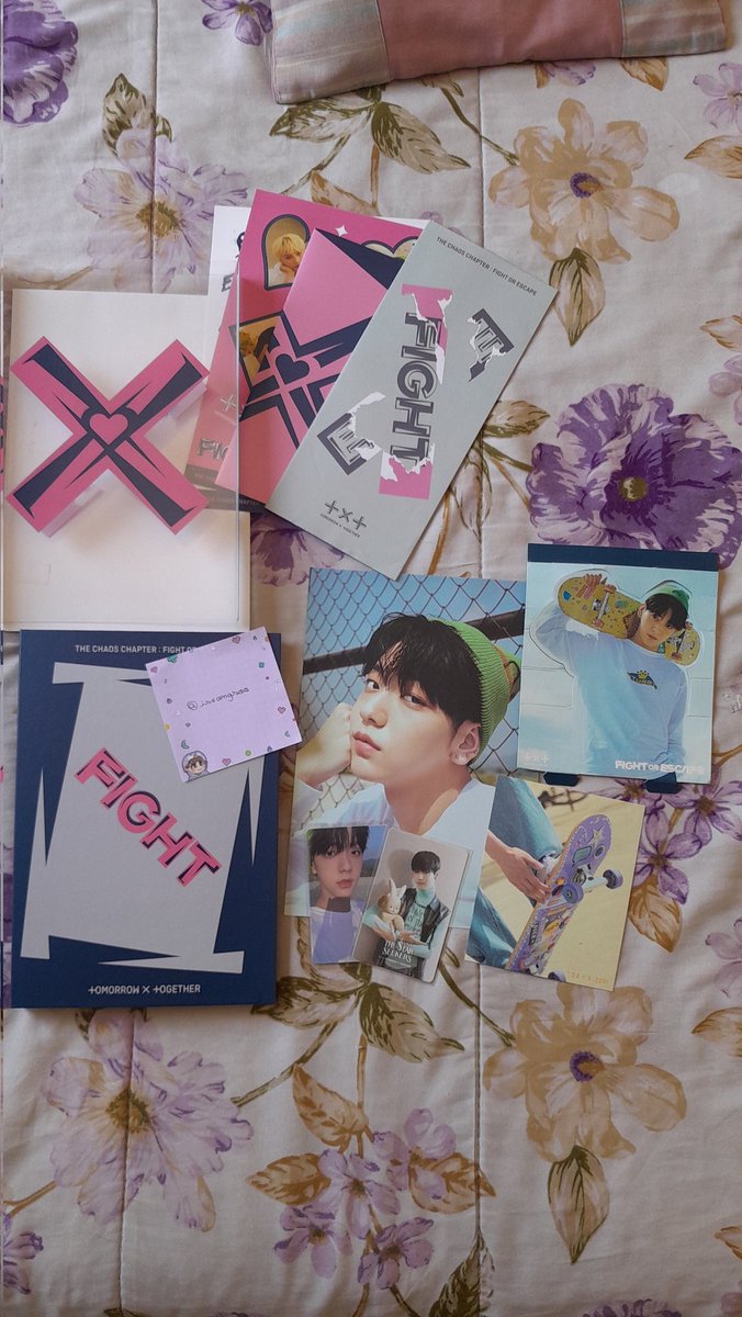 iseongsoo's tweet photo. VENDA/ VENDO FIGHT OR SCAPE TXT

★ 130 + 20 de frete fixo
★possui todas as inclusões na foto, inclusive o poster dobrado (posso mandar foto só dele) 
★apenas o standee possui marcas visíveis de uso
★envio quarta feira

★feedback's no ig: iseongsoo https://t.co/GSMhEusbsD