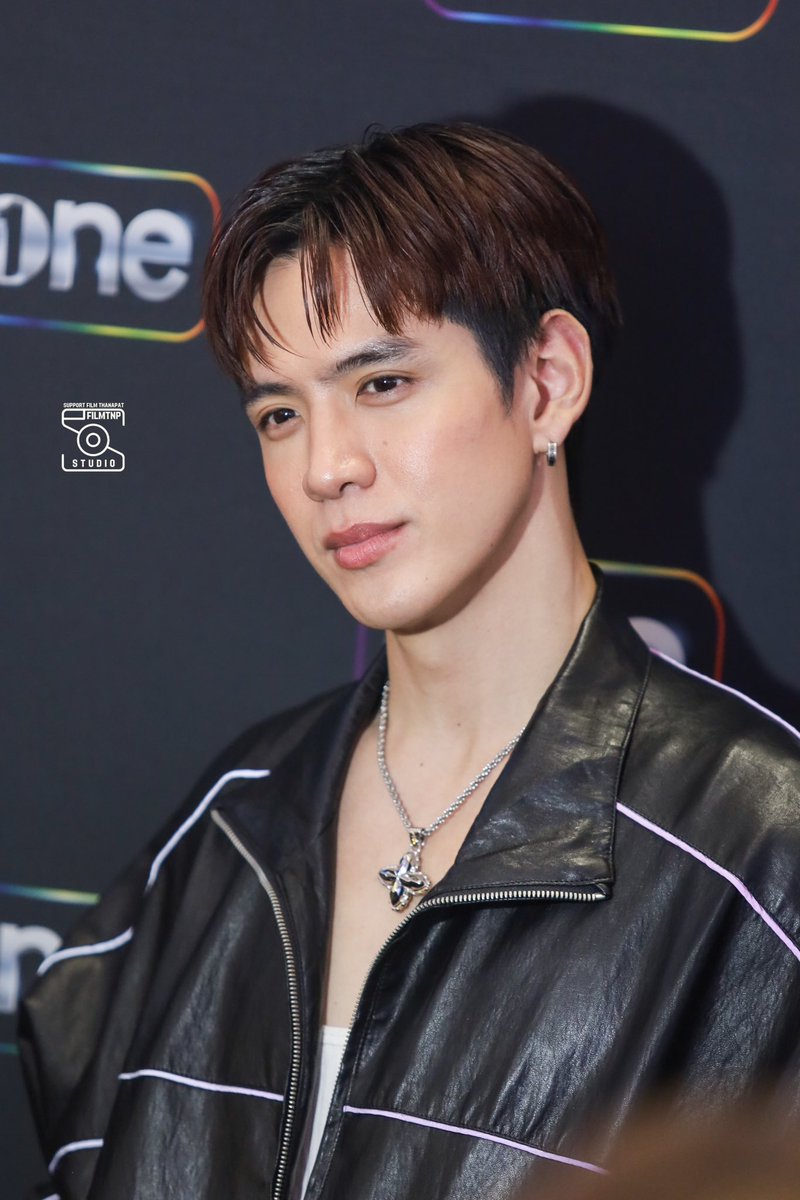 FilmtnpStudio's tweet photo. งานแรกของปี 2025 🐍

พี่ฟิล์มร่วมงาน “แจกปฏิทินช่องวัน31” ส่งมอบความสุข ต้อนรับปีใหม่ 2568

ขอบคุณ #แฟนฟิล์ม ทั้งที่ไปให้กำลังใจ พฟ ที่หน้างานและปั่นเทรนด์หน้าจอน้า 

ไหนใครโชคดีรับต้นปี ได้รับปฏิทินกับ พฟ บ้างน้า 😜

ONE31 X FILM

#one31Calendar2025 
#FilmThanapat 
#ฟิล์มธนภัทร https://t.co/2M6p5kS2AV
