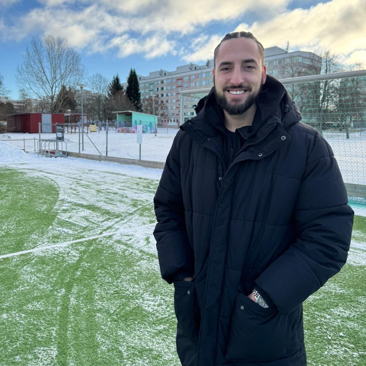 PolskiFutbolski's tweet photo. 💬 "Jag har ingen aning vad som väntar mer än att det här bara är början".

Dijan Vukojevic börjar idag sitt polska äventyr i Wieczysta Kraków. Några timmar före avfärden fick jag ett snack med Dijan och det var en avslappnad Superettamålkung jag träffade hemma på Råslätt. ⤵️ https://t.co/5O3BzPJXTQ