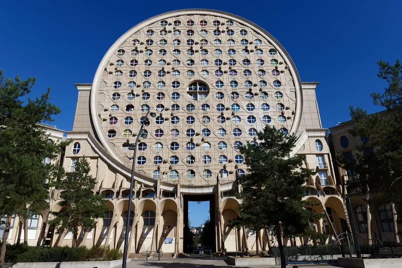 L’architecture brutaliste en France, star avant les Oscars 🎥✨
Plongez dans cet univers fascinant où le béton devient art, en écho au film pressenti pour rafler la statuette. #Brutalisme #Oscars #Culture