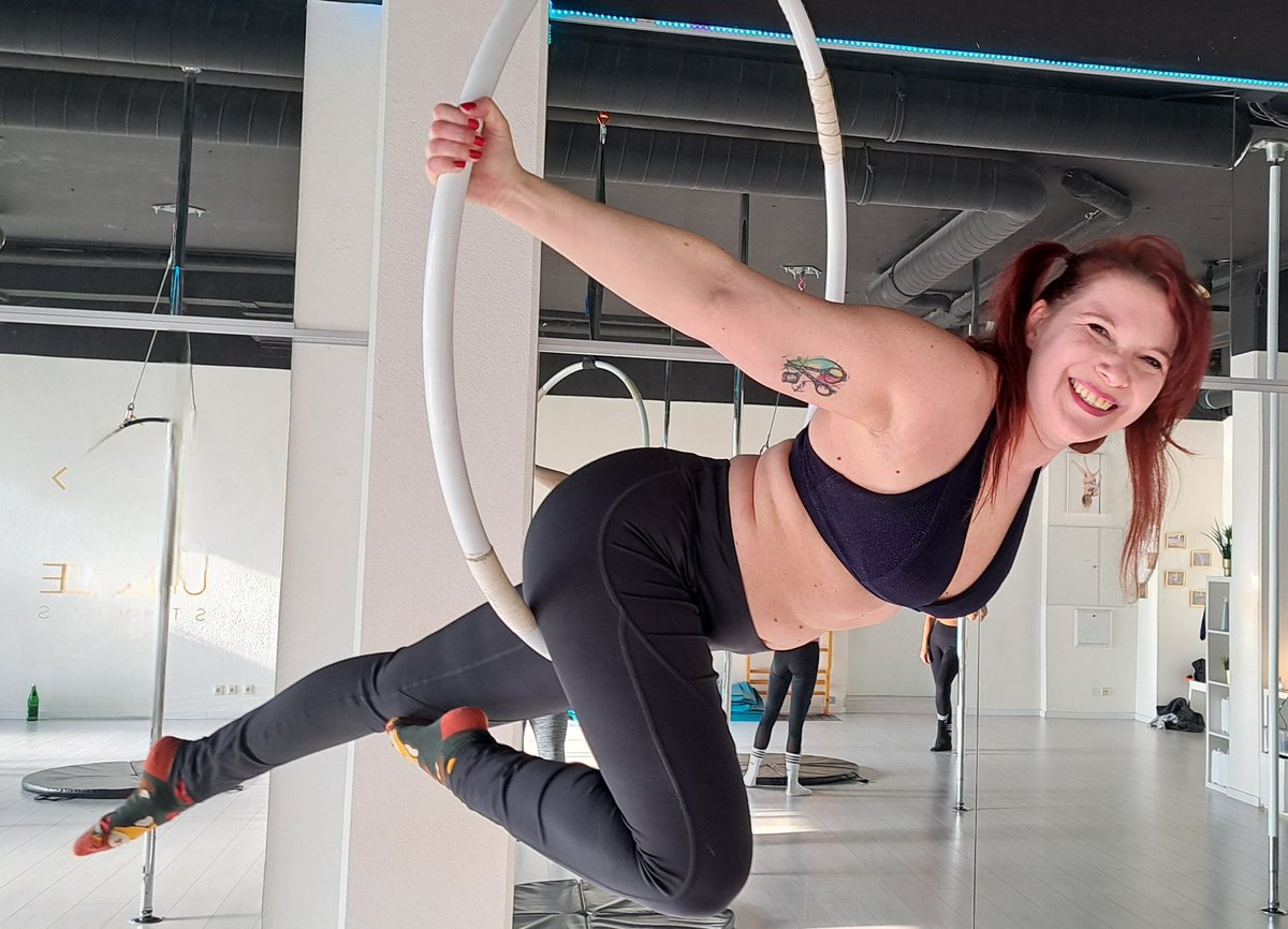 ScarletsFlame's tweet image. Yesterday I was at a aerial hoop Workshop
Some impressions, figures we did.
#fitness #workoutgirl #aerialhoop