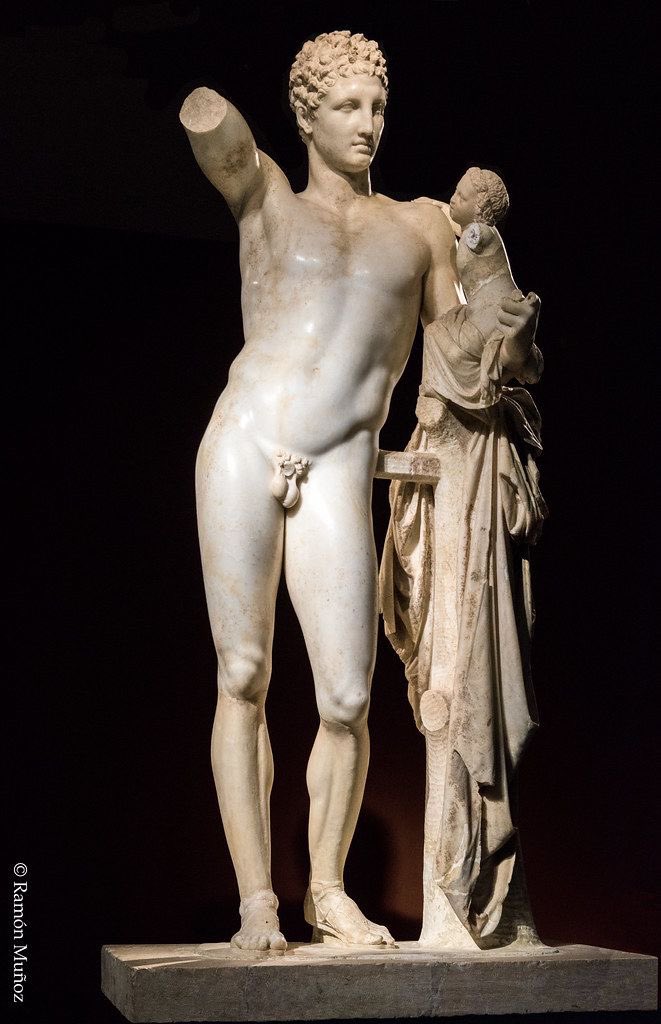 clasicasIEDA's tweet photo. Praxíteles. Hermes con Dioniso niño, una escultura griega de mármol con una altura de 2,13 m. que se encuentra en el Museo Arqueológico de Olimpia. Se trataría de una copia del siglo I de un original del 350 a.C. Se encontró en el año 1877 en las ruinas del templo  de Hera. https://t.co/a3Rifs9VAI
