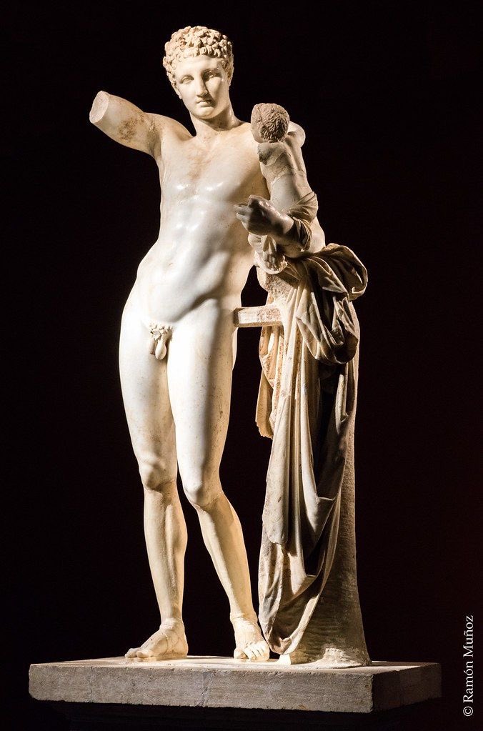 clasicasIEDA's tweet photo. Praxíteles. Hermes con Dioniso niño, una escultura griega de mármol con una altura de 2,13 m. que se encuentra en el Museo Arqueológico de Olimpia. Se trataría de una copia del siglo I de un original del 350 a.C. Se encontró en el año 1877 en las ruinas del templo  de Hera. https://t.co/a3Rifs9VAI