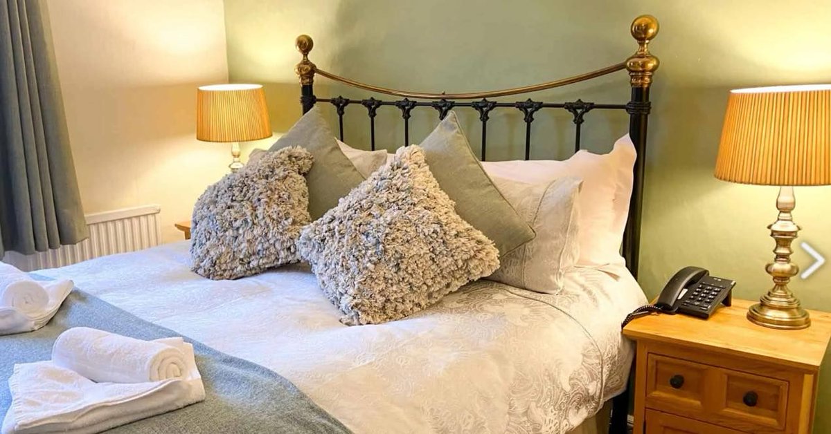 TheBBDirectory's tweet photo. The Royal Oak Inn invites guests to experience 4-star luxury with a stay in one of its eight individually designed rooms. ποΈβ¨ Dine in style in the beautifully adorned dining area, which seats up to 38 guests.
https://t.co/GA5BtswLVM
#4StarLuxury #LocallySourcedCuisine #Withypool https://t.co/SjBRBJM56Q