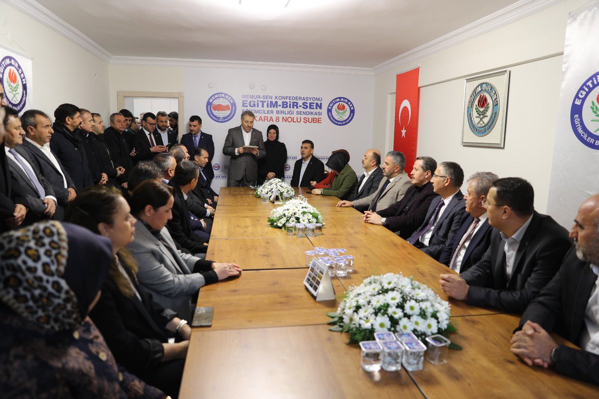 _aliyalcin_'s tweet photo. Eğitim Bir-Sen Ankara 8 No'lu Şube Açılışını Gerçekleştirdik

Hayatı aziz kılan emeğin kutsallığına inanıyor; ilk günkü heyecan ve gayretle çalışmaya, ailemizi büyütmeye, zamana ve mekana kök salarak medeniyet değerlerimizi yeşertmeye devam ediyoruz. 

Yeni binamızın, sendikamıza ve üyelerimize hayırlı olmasını diliyor; insan ve değerler merkezli sendikal hareketimiz için yeni bir meşale işlevi görmesini temenni ediyorum.

Şube Başkanımız Güngör Erdoğan’ın şahsında, yönetim kurulu üyelerini, ilçe yönetimlerimizi, tüm teşkilatımızı ayrı ayrı tebrik ediyor, yeni yerimizin üyelerimize hizmette çıtayı daha da yükseltmeye vesile olmasını diliyorum.

Şube merkezimiz hayırlı uğurlu olsun.