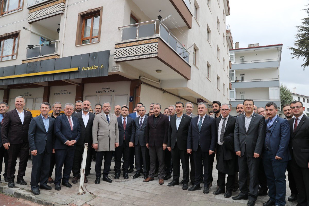 _aliyalcin_'s tweet photo. Eğitim Bir-Sen Ankara 8 No'lu Şube Açılışını Gerçekleştirdik

Hayatı aziz kılan emeğin kutsallığına inanıyor; ilk günkü heyecan ve gayretle çalışmaya, ailemizi büyütmeye, zamana ve mekana kök salarak medeniyet değerlerimizi yeşertmeye devam ediyoruz. 

Yeni binamızın, sendikamıza ve üyelerimize hayırlı olmasını diliyor; insan ve değerler merkezli sendikal hareketimiz için yeni bir meşale işlevi görmesini temenni ediyorum.

Şube Başkanımız Güngör Erdoğan’ın şahsında, yönetim kurulu üyelerini, ilçe yönetimlerimizi, tüm teşkilatımızı ayrı ayrı tebrik ediyor, yeni yerimizin üyelerimize hizmette çıtayı daha da yükseltmeye vesile olmasını diliyorum.

Şube merkezimiz hayırlı uğurlu olsun.